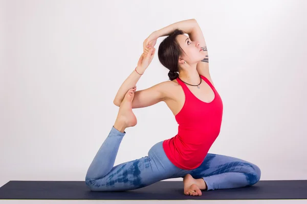 Hermosa pose de yoga de entrenamiento mujer — Foto de Stock