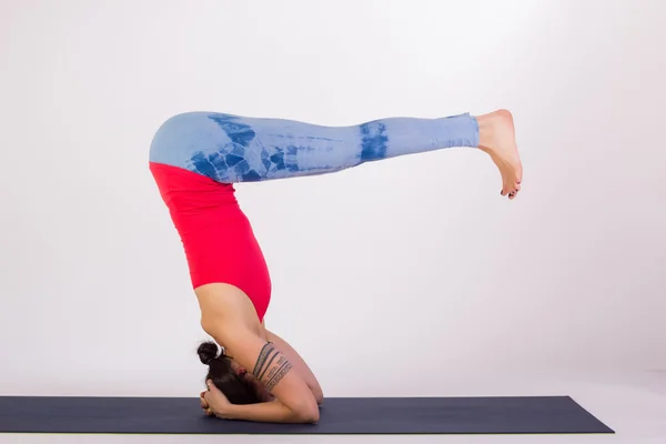 Wanita cantik berlatih pose yoga — Stok Foto