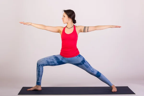 Wanita cantik berlatih pose yoga — Stok Foto