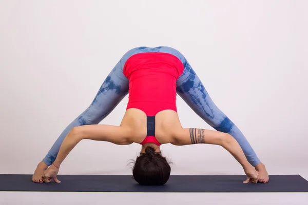Wanita cantik berlatih pose yoga — Stok Foto