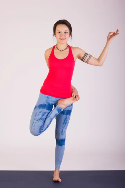 Hermosa pose de yoga de entrenamiento mujer — Foto de Stock