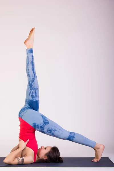 Hermosa pose de yoga de entrenamiento mujer — Foto de Stock