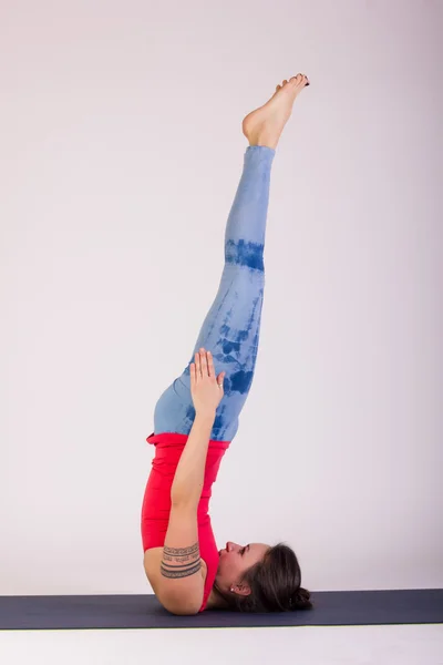 Wanita cantik berlatih pose yoga — Stok Foto