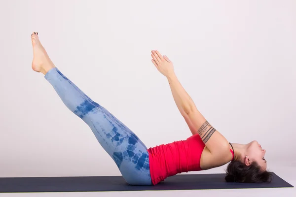 Wanita cantik berlatih pose yoga — Stok Foto