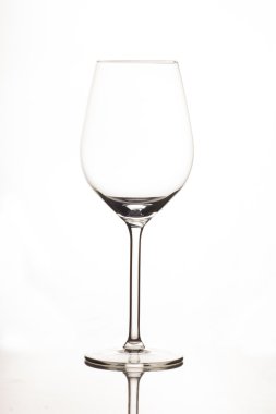 bir bardak şarap üzerine beyaz izole