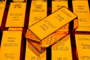 Fotoğrafı kapat. Bir altın külçesi arka plan.