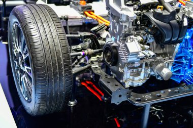 Gelişmiş motor, pil ve süspansiyon mühendisliği, EV yeniliği ve gelecekteki taşınabilirlik teknolojisinin sergilendiği elektrikli araba motorlu trenin görüntüsü