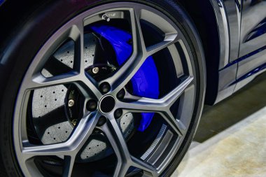 Araba alaşımlı tekerlek ve disk frenli spor araba.