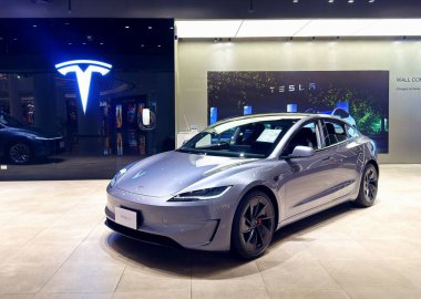 BANGKOK, THAILAND, 25 Şubat 2026: Tesla model Y Futuristik araba, Siyam mağazasında sergi salonunda sergileniyor