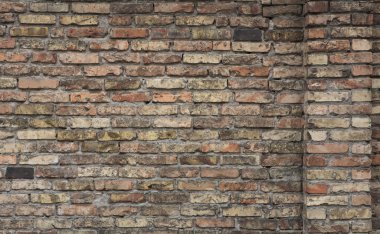 Benekli eski tuğla duvar ile dokulu doğal ışık adam