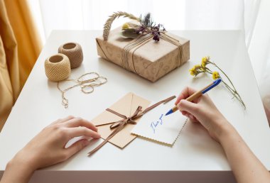 Güzel el yapımı hediye kutusu (paket) 