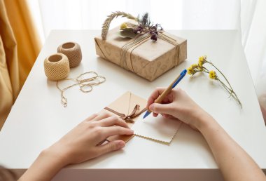 Güzel el yapımı hediye kutusu (paket) 