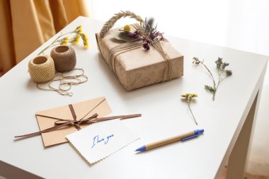 Güzel el yapımı hediye kutusu (paket) 