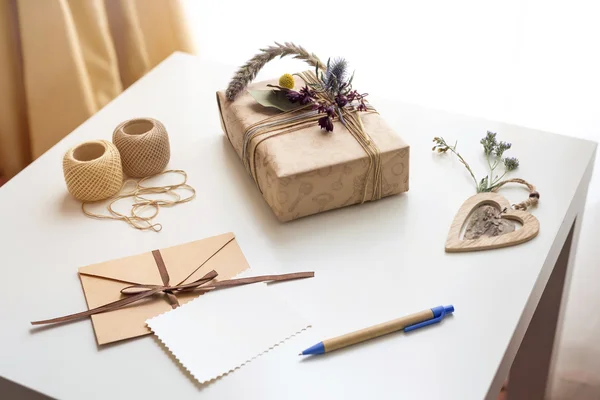 Beautiful handmade gift box (package — Stock Photo, Image