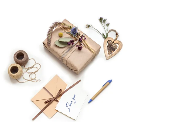 Frumoasă cutie de cadouri handmade (pachet ) — Fotografie, imagine de stoc