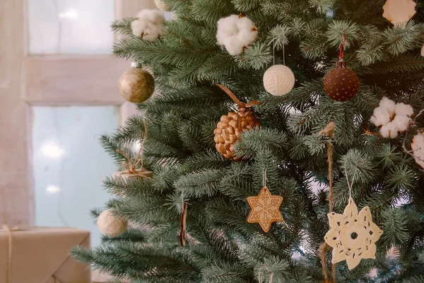 Bela árvore de Natal e decorações de Natal — Fotografia de Stock