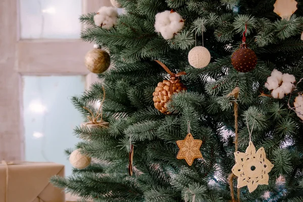 Bela árvore de Natal e decorações de Natal — Fotografia de Stock