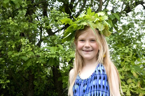 Menina saudável feliz com uma coroa de folhas . — Fotografia de Stock