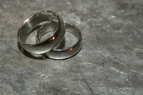 Sahte nikah yüzükleri. Örs üzerinde alyans. Yansıma forge yangın.