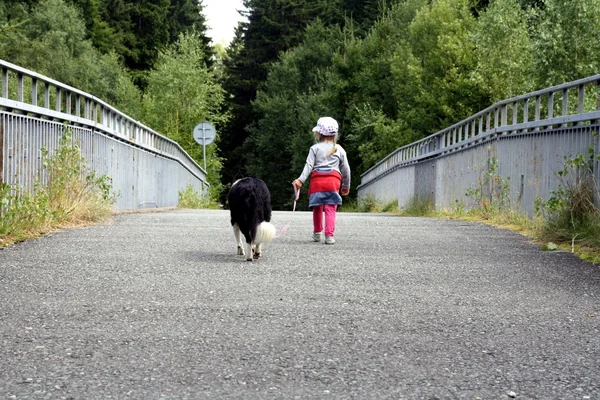 Criança e cachorro para um passeio . — Fotografia de Stock