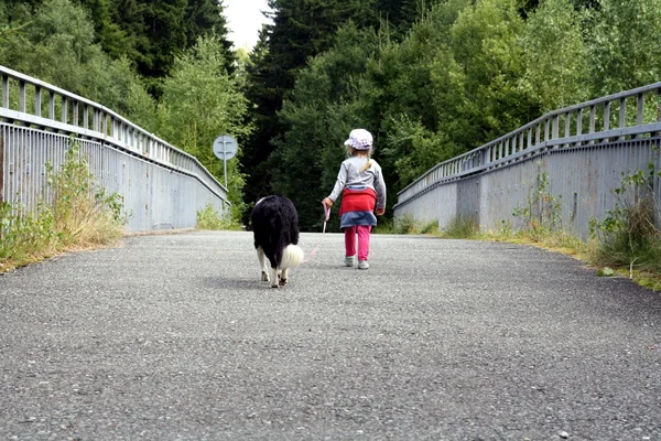 Çocuk ve köpek için a yürümek.