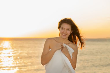 Bir havlu günbatımında kız