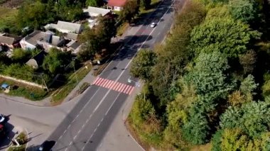 Yolda yaya geçidi var. Yaya geçidinin ve otobanın üst manzarası. Arabalarla sokakta insansız hava aracı vuruldu..