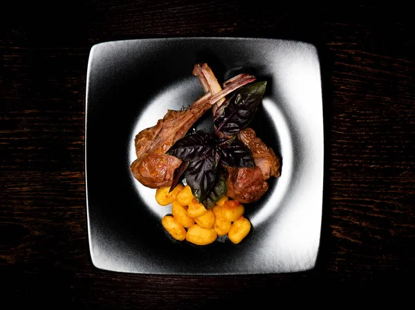 Tabakta ızgara et. Restoran yemeği. Makarnalı kuzu askısı..