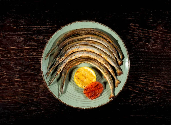 Tabakta ızgara balık. Restoran yemeği. Limonlu balık yemeği..