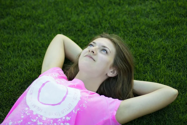 Çimlerin üzerinde bir kız.