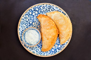 Rus mutfağı lezzetli chebureki kızarmış hamur ve et..