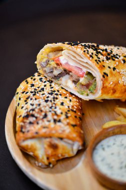 Beyaz soslu taze biftek ve tabakta patates kızartması.