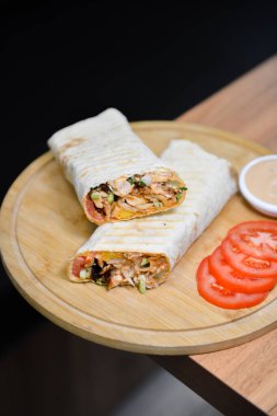 Pide ekmeğinde taze domuz shawarma 'sı