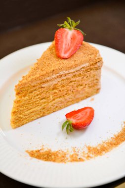 Rus Medovik 'i dilimlenmiş ballı kek. Nefis ev yapımı tatlı..