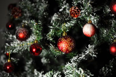 Kırmızı süs topları Noel ağacı