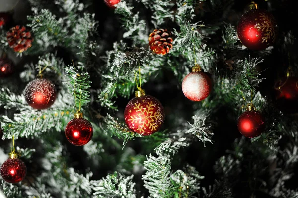 Kırmızı süs topları Noel ağacı