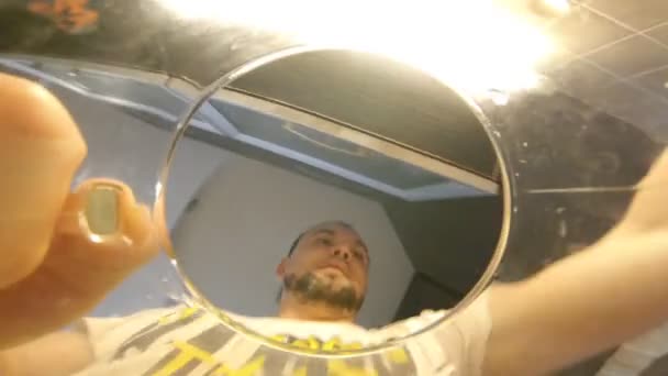 L'homme boit de l'eau en verre. Caméra dans un verre. Point de vue 