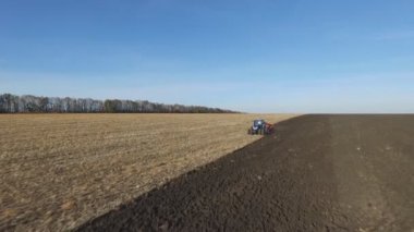 Anteni: sonbaharda tarlayı gün batımında traktör.