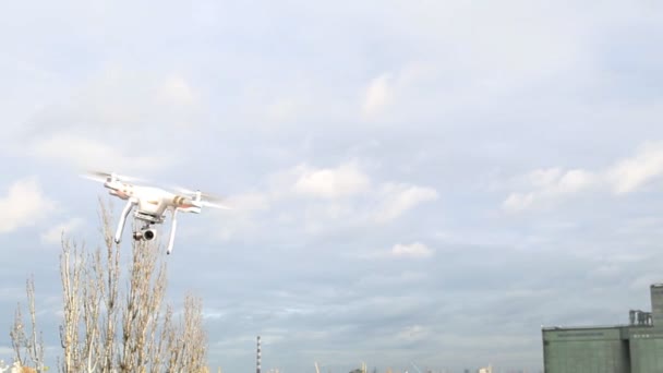 Luchtfoto drone vliegen in de lucht — Stockvideo