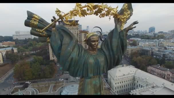 Antenne: Kolom van Onafhankelijkheidsplein op het Onafhankelijkheidsplein in Kiev — Stockvideo