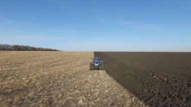 sonbaharda tarlayı gün batımında traktör