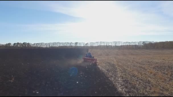 Antenne: Traktor pflügt bei Sonnenuntergang das Feld im Herbst — Stockvideo