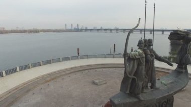 Kiev efsanevi kurucuları için anıt: Kiy, Schek, Khoryv ve Lybid, Kiev