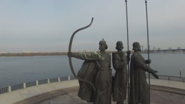 Kiev efsanevi kurucuları için anıt: Kiy, Schek, Khoryv ve Lybid, Kiev