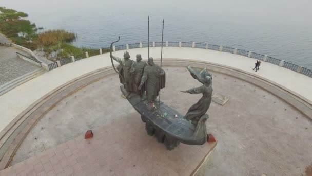 Monument voor legendarische oprichters van Kiev: Kiy, Schek, Khoryv en Lybid, Kiev — Stockvideo