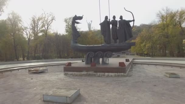 Monument to legendary founders of Kiev: Kiy, Schek, Khoryv and Lybid, Kiev — Stock Video