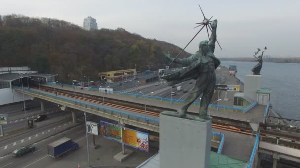 Train à mouvement aérien métro à Kiev — Video