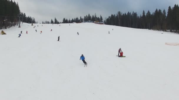 Skigebiet # 3, Skifahrer fahren vom Hügel ab, Antenne — Stockvideo