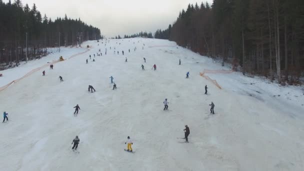 Ski Resort #6, vallende skiërs afstammen van de heuvel, luchtfoto — Stockvideo