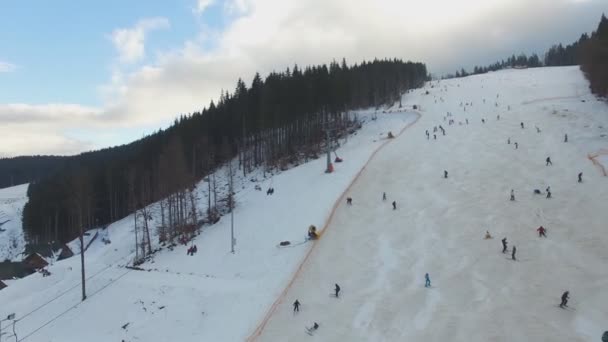 Ski Resort #9, panorama över Bukovel, skidåkare härstammar från kullen, antenn — Stockvideo